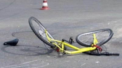 Xaçmazda velosiped sürən məktəbliləri avtomobil vurdu