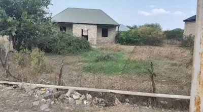 29 yaşlı şəxsin meyiti həyətindəki yarımtikilidə tapıldı
