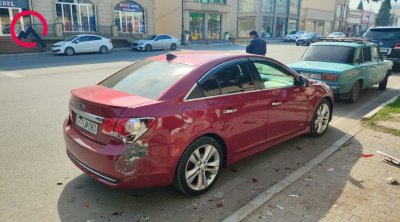 Əvvəl dayanacağa, sonra digər maşınlara çırpıldı &ndash; FOTO