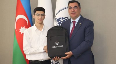Prezident təqaüdünə layiq görülən gənclər arasında jurnalistin oğlu da var
