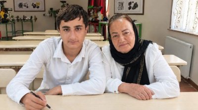 63 yaşlı nənə 16 yaşlı nəvəsi ilə eyni liseydə oxuyur &ndash; FOTO