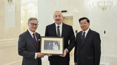 İlham Əliyev Laos Prezidentinə 40 il əvvələ aid tarixi fotonu göstərdi - FOTO