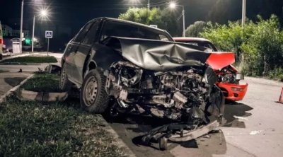 Naftalanda iki avtomobil toqquşdu, xəsarət alanlar var