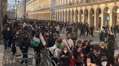 Parisdə ərəb ölkələrinin bayraqlarını daşıyan etirazçılar Luvr muzeyinə çatdılar - VİDEO