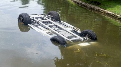 Qazaxda avtomobil su arxına düşdü