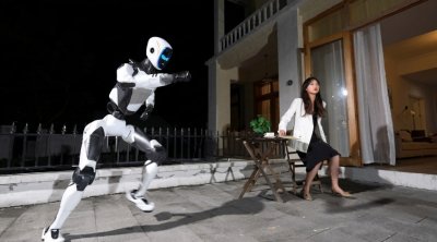Çində qeyri-adi İXTİRA: Superqəhrəman robot &ndash; VİDEO