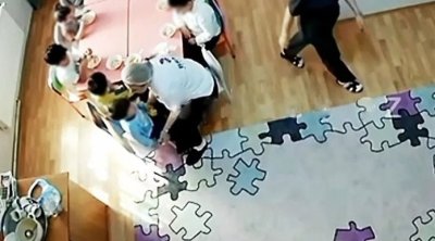 Autizmli uşağı döyən müəllim üzr istədi - VİDEO