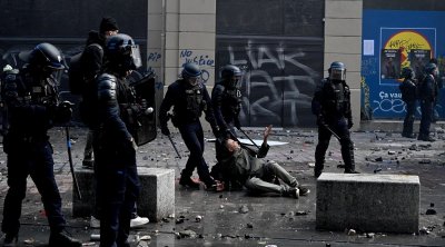 Parisdə mağazalar etirazçılardan belə qorunur - VİDEO
