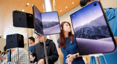 &ldquo;iPhone Duo&rdquo; istifadəçiləri ŞİKAYƏT EDİR: Qatlana bilən ekranlarda nasazlıq yaranıb