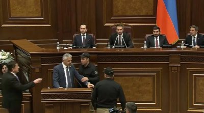 Ermənistan parlamentində dava: Müxalif deputat tribunadan uzaqlaşdırıldı &ndash; VİDEO