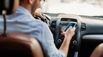 Sükan arxasında telefonla oynayanlara xəbərdarlıq – Kameralar da qeydə alacaq