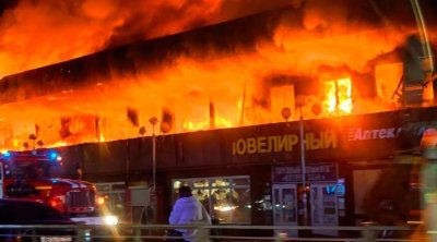 Rusiyada ticarət mərkəzində güclü yanğın başladı, 65 nəfər təxliyə edildi - Video