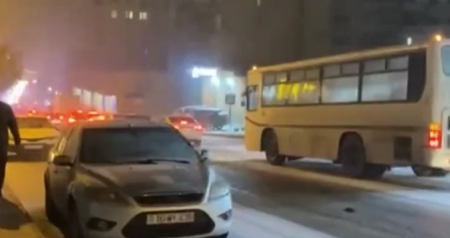 Bakıya yağan qar çətinliklər yaratdı, yollar buz bağladı - VİDEO