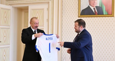 Böyük Britaniyalı nazirdən İlham Əliyevə maraqlı hədiyyə - FOTO