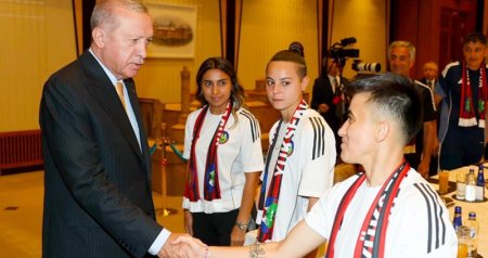 Ərdoğan Azərbaycan millisinin futbolçuları ilə görüşdü - FOTO