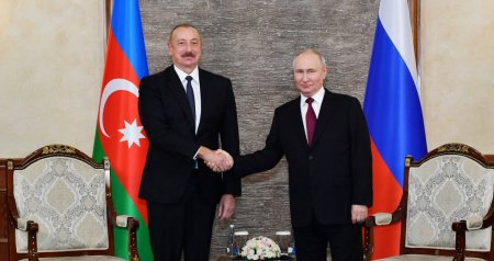 İlham Əliyevlə Putinin salamlaşma anı - VİDEO