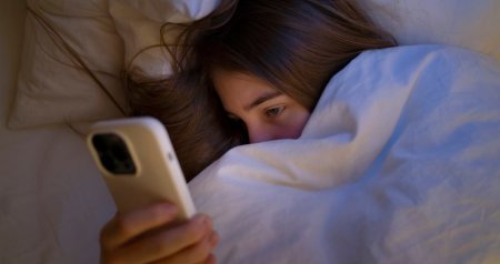 Yatmazdan əvvəl telefona baxmaq ölümə səbəb ola bilər - XƏBƏRDARLIQ
