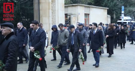 Vətəndaşlar Ulu Öndərin xatirəsini anmaq üçün Fəxri xiyabana axın edir – FOTO/VİDEO