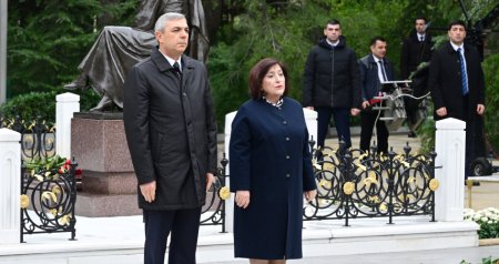 Rəsmilər Fəxri Xiyabanda – FOTO