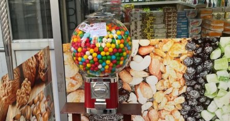 Marketlərin önündə satılan saqqızlar zəhərlənməyə səbəb ola bilər? – MÜHÜM AÇIQLAMA