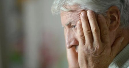 İnsanların yaşlandıqca daha tez oyanmasının səbəbi bilindi - ARAŞDIRMA