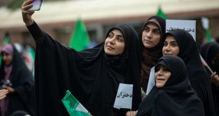 İran köhnə inancına GERİ QAYIDIR &ndash; Hicab varsa, içki içmək də olar...