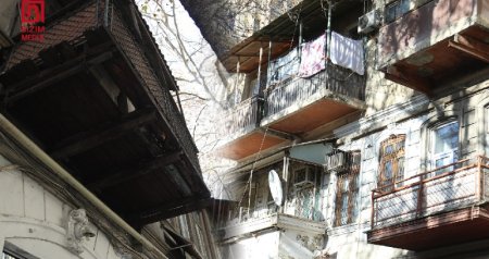 Bakının mərkəzində köhnə eyvanlar TƏHLÜKƏ saçır &ndash; Məsul qurumlar hara baxır? &ndash; VİDEO