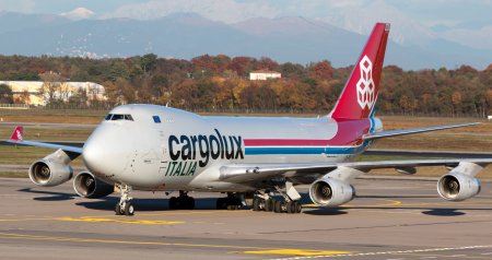 İki təyyarə Bakı aeroportuna məcburi ENİŞ ETDİ - FOTO