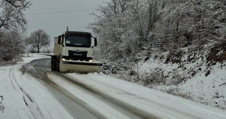 Ağdərədə yollar xüsusi texnikalarla təmizlənir - FOTO/VİDEO