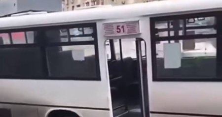 51 nömrəli avtobus yoldakı çuxura düşdü, sərnişinlər düşürüldü - VİDEO