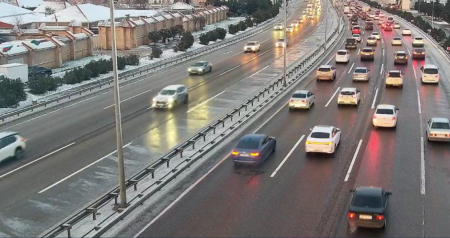 XƏBƏRDARLIQ: Aeroport şosesində yolu buz bağlayıb &ndash; FOTO