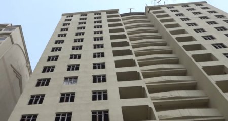 "Evimizi sökdülər, 10 ildir binanı təhvil vermirlər" - VİDEO