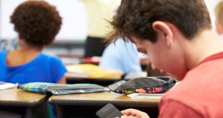 Şagirdlərdə telefon asılılığının QORXUNC FƏSADLARI &ndash; Qadağalar tətbiq etməyin VAXTIDIR