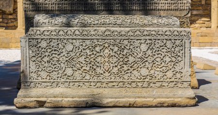 Əksər qəbiristanlıqda rast gəlinir &ndash; Onlara toxunmaq olarmı?