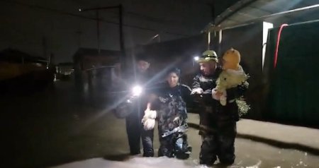 Bakıda su basmış ərazilərdən sakinlər belə təxliyə olundu &ndash; VİDEO