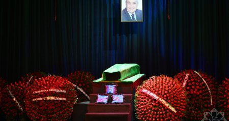 İlham Əliyev və Mehriban Əliyeva Rasim Balayevlə vida mərasiminə əklil göndərdilər