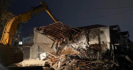 Keşlədə kollektorda qəzaya səbəb olan ev sökülür - VİDEO