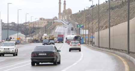 Paytaxtda torpaq sürüşməsi TƏHLÜKƏSİ &ndash; Bu yolda hərəkət məhdudlaşdırıldı