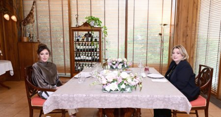 Birinci xanımlar lançda - FOTO