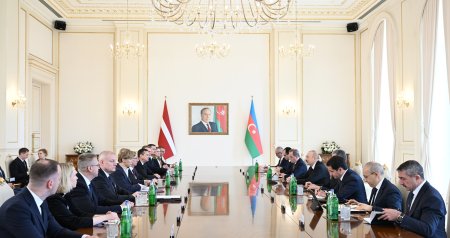 Azərbaycan və Latviya prezidentlərinin geniş tərkibdə görüşü - FOTO