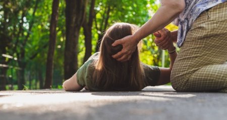 Epileptik tutmalarda təhlükəli SƏHVLƏR - Necə ilk yardım göstərmək olar?