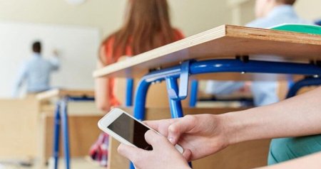 Məktəblərə telefon gətirilməsi qadağan edildi &ndash; RƏSMİ