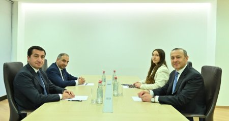 Hikmət Hacıyev Ermənistanda Qriqoryanla GÖRÜŞDÜ