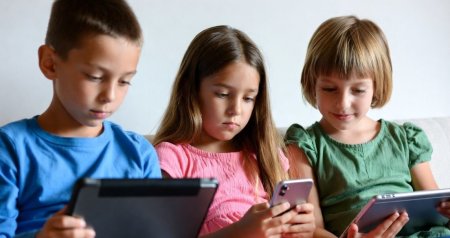 Ailə institutuna yeni TƏHLÜKƏ - Sosial şəbəkələr uşaqları necə dəyişir?