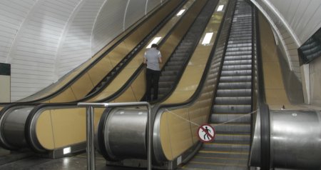 28 May stansiyasında bir eskalator təmirə BAĞLANIR