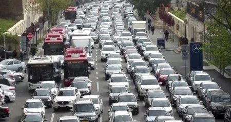 Səbirsiz sürücülərin tıxacda yaratdığı TƏHLÜKƏ &ndash; Adi qayda pozuntusu, yoxsa avtoxuliqanlıq?