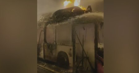 Bakının mərkəzində avtobus yandı &ndash; VİDEO