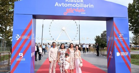 Leyla Əliyeva və Arzu Əliyeva klassik avtomobillərin yürüşünü izləyiblər - FOTO