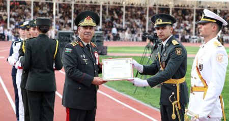 Türkiyədə azərbaycanlı məzunlara diplomları Zakir Həsənov təqdim etdi - FOTO