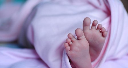 Anasının imtina etdiyi qolsuz doğulan körpə ilə bağlı RƏSMİ AÇIQLAMA